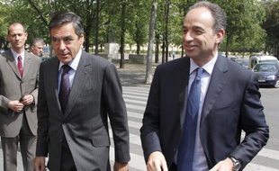 Le Premier ministre François Fillon (à g.) et le patron de l'UMP François Copé arrivent au restaurant pour déjeuner, le 6 mai 2011 à Paris.