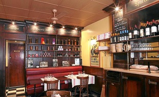 PARIS 17e. La façade ne paie pas de mine, mais le meilleur est à l’intérieur. Ici, on s’installe sans façon et, dans un joyeux coude à coude, on pioche presque au hasard (de toute façon, tout est bon) dans le menu-carte à 35 € (avec tout de même quelques suppléments un peu violents) : oreilles de cochon impeccables, gourmandes et généreuses, filet de bar sauvage (chair noble et nacrée), risotto et dés de courgettes enthousiasmant, crème brûlée au thé vert parfaite. Cave maligne et bien commentée. A partir de 25 €. Note G&M: . L’Entredgeu, 83 rue Laugier, 17e.