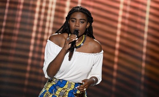 Imane sur le plateau de The Voice