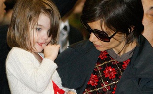 Repérées Katie Holmes et la petite Suri, toujours aussi mignonne, à l'aéroport de Narita au Japon. Apparemment, la scientologie autorise les doigts dans la bouche.
