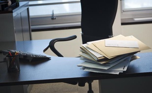 Absentéisme au travail, un bureau vide.