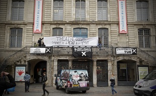 Les Interluttants occupent le théâtre du Nord, à Lille.