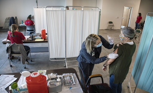 Une retraitée se fait vacciner contre le Covid-19 en Géorgie, aux Etats-Unis.