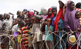 Des Somaliens attendent la distribution de nourriture dans un camp à Mogadiscio, le 16 juillet 2011.