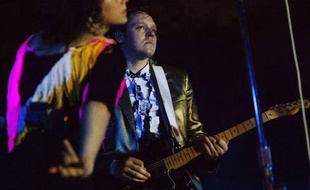 Win Butler, à droite, et sa compagne Regine Chassagne, à gauche, membres du groupe Arcade Fire, à Miami, le 24 octobre 2013.
