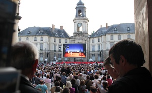 La diffusion sur écran géant de l'Enlèvement au Sérail à Rennes en 2011. L'opéra était également joué en direct dans le bâtiment.