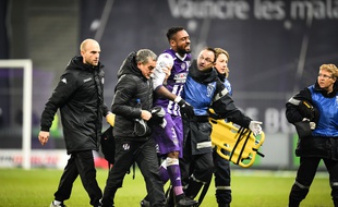 Le défenseur du TFC Jean-Armel Kana-Biyik sort blessé lors du match de Ligue 1 entre Toulouse et Bastia, le 17 janvier 2015.