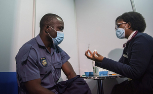 Un policier s'apprête à recevoir une dose de Johnson & Johnson à Soweto (Afrique du Sud), le 5 juillet.