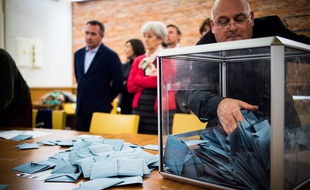 Illustration des élections, du vote, avec une urnes et des bulletins.