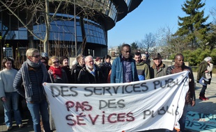 Le jeune Congolais, au centre, était soutenu par des membres du Mrap lors de l'audience.