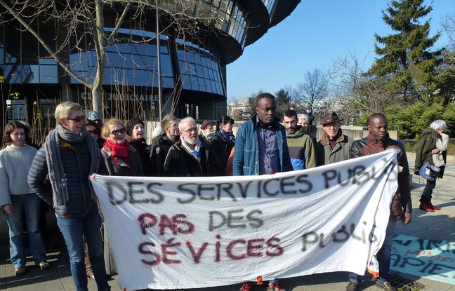 Le jeune Congolais, au centre, était soutenu par des membres du Mrap lors de l'audience.