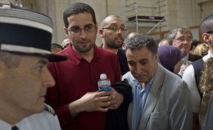 Halim Hicheur à côté de son père, avant le début du procès d'adlène Hicheur, jeudi 29 mars à Paris