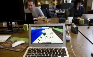 Des employés de la société Mojang, éditrice du jeu Minecraft, à Stockholm (Suède) le 10 novembre 2012