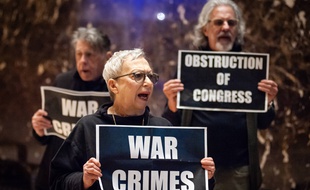 Des activistes manifestent dans la Trump Tower à New York, le 11 janvier 2020.