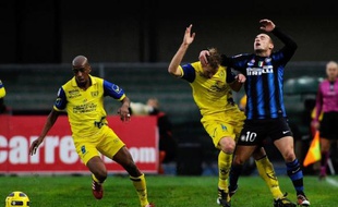 L'Inter Milan s'est enfoncé en perdant au Chievo Vérone (1-2), dimanche, quand tous ses concurrents pour le titre ont avancé, à commencer par l'AC Milan, toujours leader après sa victoire contre la Fiorentina (1-0), samedi, lors de la 13e journée du championnat d'Italie.