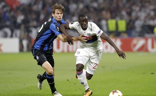 Ici opposé à Marten De Roon lors du match aller au Parc OL, le latéral gauche lyonnais Ferland Mendy pourrait retrouver une place de titulaire ce jeudi contre l'Atalanta Bergame.