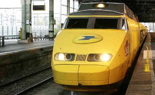 Un TGV postal en gare à Paris en 2006