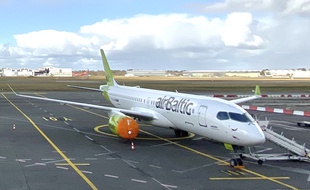 L'Airbus d'Air Baltic qui a connu un problème de moteur, était toujours cloué au sol à l'aéroport de Mérignac ce mardi.