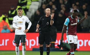 La famille de Mike Dean a été menacé pour une histoire de carton rouge.