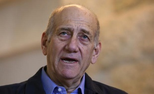 Ehud Olmert à la sortie du tribunal le 29 décembre 2015 à Jérusalem