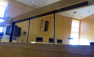 Illustration du box des accusés du tribunal de grande instance de Rennes