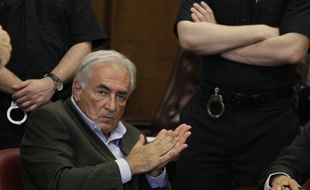 Libéré sous caution, Dominique Strauss-Kahn passera tout de même une nuit supplémentaire à la prison de Rikers Island avant de pouvoir rejoindre sa résidence surveillée après la décision du juge du tribunal de Manhattan le 19 mai 2011.
