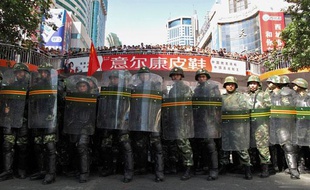 Des forces de l'ordre lors d'une manifestation contre des attaques à la seringue à Urumqi, dans le Xinjiang en Chine, le 3 septembre 2009.