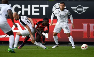 Paul-Georges Ntep, ici crocheté par le Messin Renaud Cohade, a délivré sa quatrième passe décisive de la saison.