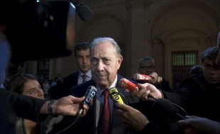 Quant au sénateur UMP Charles Pasqua, qui semble occuper une place de choix dans les carnets à spirales, il "joindra sa plainte aux plaintes déjà déposées", ou "déposera plainte en son nom", selon son avocat.