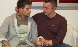 Clément (à gauche) et Aaron, le jeune couple victime d'une sauvage agression homophobe, témoignent devant la presse