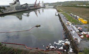 Un bassin pollué près de Lubrizol.