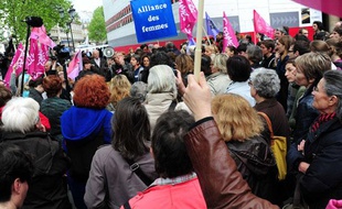 Le 5 mai, des féministes manifestent contre l'abrogation de la loi sur le harcèlement sexuel.