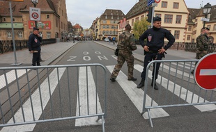 Archives. 02122015-STR-La police et l'armée dans les rues de Strasbourg pendant le marché de Noël.