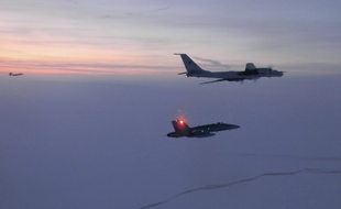 Des avions de reconnaissance russes Tu-142 interceptés.