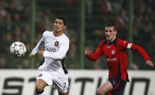 Cristiano RONALDO de Manchester United, à la lutte avec le lillois Grégory TAFFOREAU lors du match aller comptant pour les 8èmes de finales de la Ligue des Champions au stade Bollaert de Lens, le 20 février 2007.