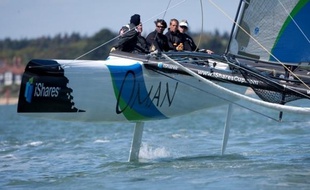 Loïck Peyron et son équipage sur son Extreme 40 en 2009.
