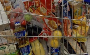 Les consommateurs ont acheté moins de produits de grande consommation dans les grandes surfaces en avril, hard-discount compris, en raison de la flambée des prix du carburant, selon une étude du cabinet Iri publiée jeudi.