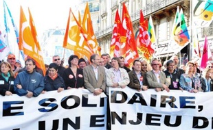 François Chérèque et Bernard Thibault (5e et 6e en partant de la gauche), lors de la manifestation, mardi, à Paris.