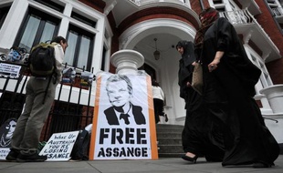 Le fondateur de WikiLeaks, Julian Assange, actuellement réfugié à l'ambassade d'Equateur à Londres, ne se rendra pas à la convocation de la police britannique en vue de son extradition vers la Suède, a annoncé vendredi une de ses porte-parole.
