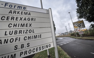 Un panneau indiquant les usines de la zone industrielle où se trouve Lubrizol.