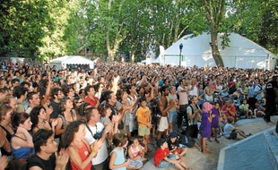 Clou de l'été grenoblois, la 14e édition du Cabaret Frappé devrait encore attirer la grande foule au Jardin de ville.