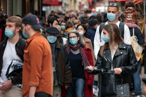 Une foule masquée dans une rue parisienne. (illustration)