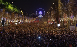 Spectacle son et lumière sur les Champs Elysées a l'occasion du passage a la nouvelle année. Des projections illuminent l'Arc de Triomphe sur le thème de la vie parisienne, suivies d'un feu d'artifice.