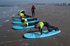 La Wimereux Surf School en action sur la plage de Wimereux. Cette école vient d'ouvrir, illustrant l'engouement pour le surf, même sur les vagues nordistes.