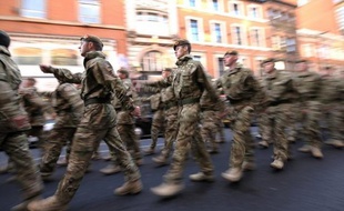 Six soldats britanniques sont portés "disparus" en Afghanistan et "présumés morts", a annoncé mercredi le gouvernement à Londres, ce qui porte à plus de 400 le nombre de militaires du Royaume-Uni tués dans ce pays depuis le début du conflit en 2001.