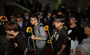 Les étudiants taiwanais qui occupaient le parlement à Taipeh quittent le bâtiment le 10 avril 2014, après trois semaines d'occupation