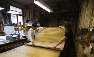 Le temps semble suspendu dans les ateliers Gérard Lognon, au coeur de Paris, où, depuis la moitié du XIXème siècle, des artisans plissent des tissus, avec les mêmes gestes et techniques, un savoir-faire précieux pour la haute couture, dont les défilés démarrent dimanche soir.