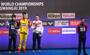 Duncan Scot, tout à droite, refuse de s'afficher sur le podium du 200m des Mondiaux de Gwangju aux côtés de Sun Yang, le vainqueur.