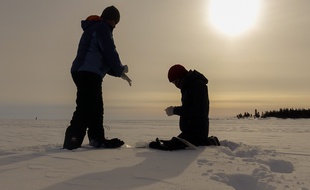 Trois sportifs traversent le pôle nord. Une aventure au cours de laquelle ils vont réaliser des prélèvements scientifiques.