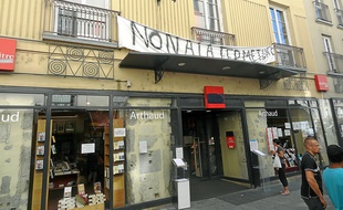 Devant la librairie, banderole, affiches et pétition accueillent les clients.